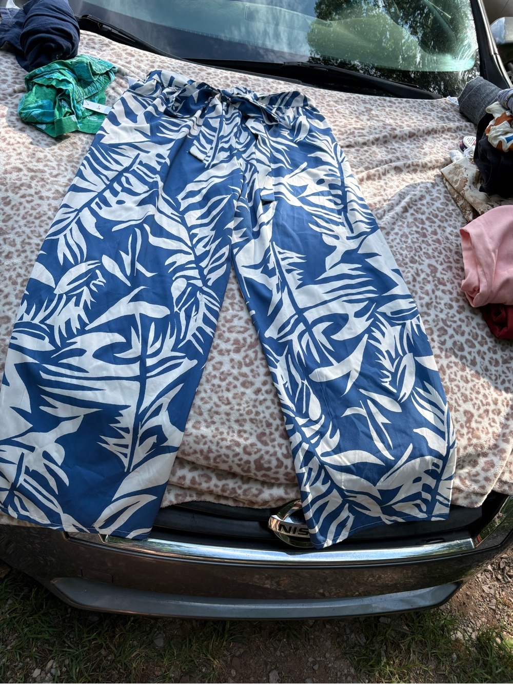 Shein Curve Size 1XL Blue and White Tropical Print Wide Leg Pants